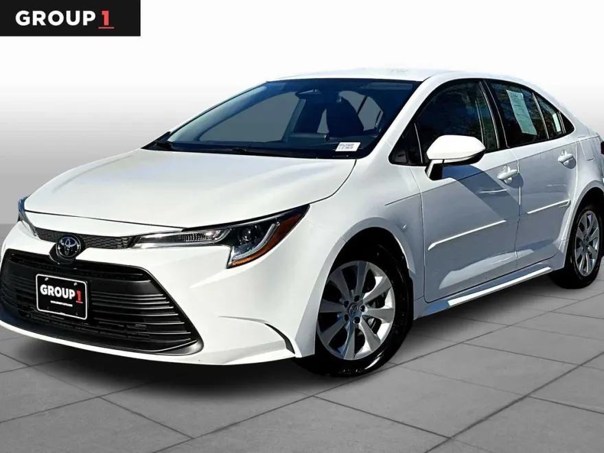 2024 Toyota Corolla LE photo 1