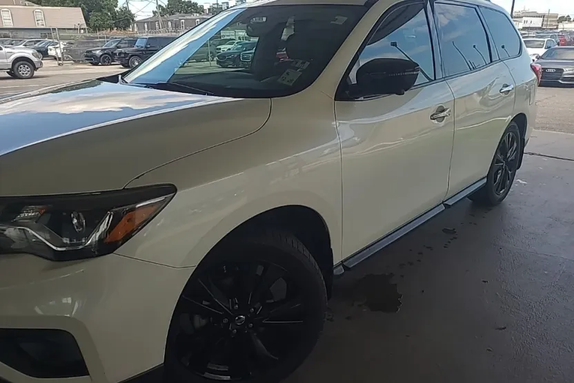 2018 Nissan Pathfinder SL photo 1