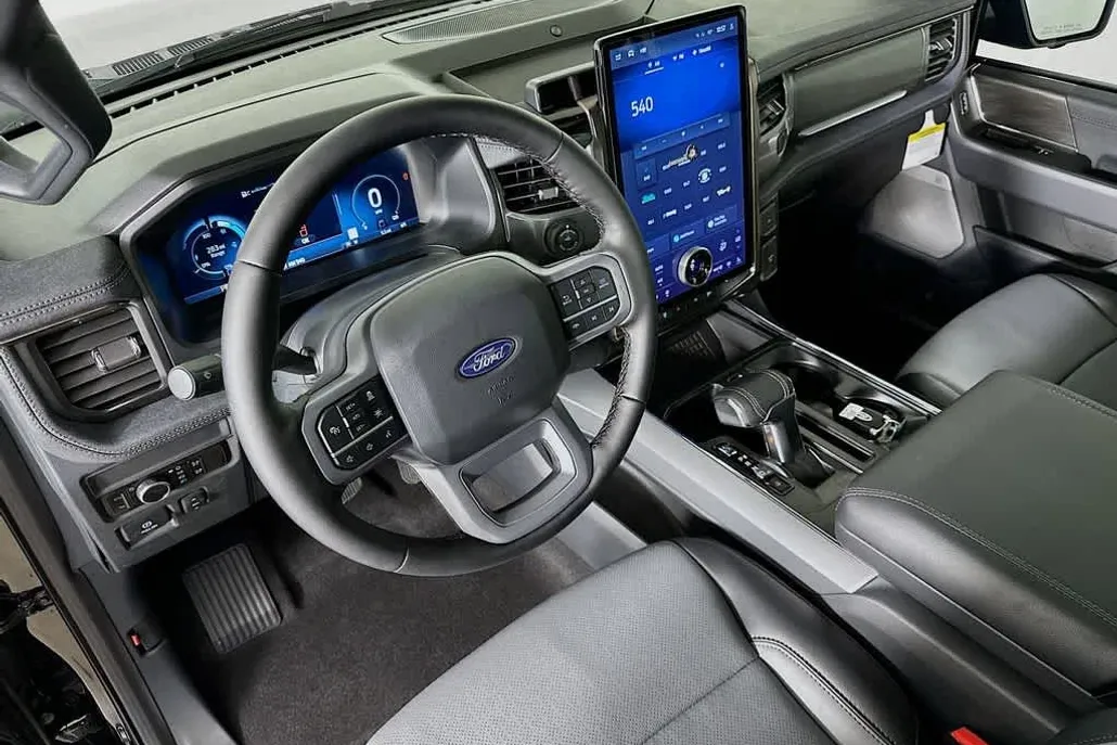 2025 Ford F-150 Lightning Lariat photo 1