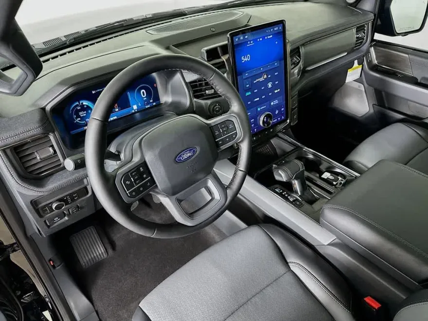 2025 Ford F-150 Lightning Lariat photo 1