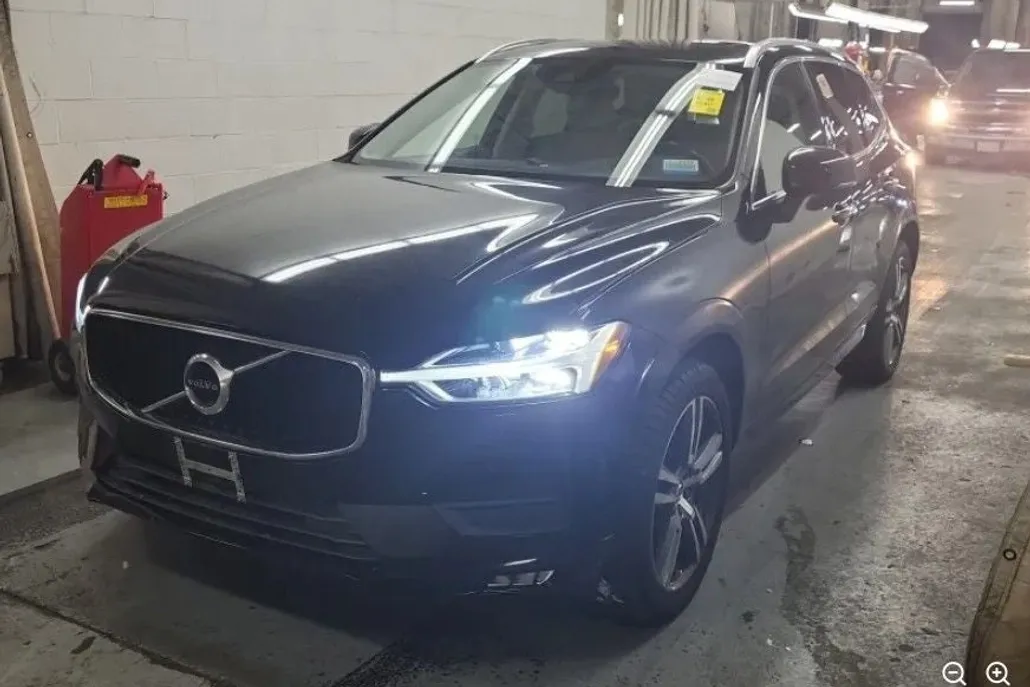 2021 Volvo XC60 T6 Momentum photo 1