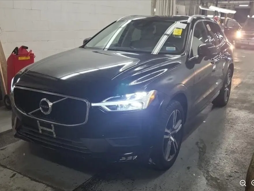 2021 Volvo XC60 T6 Momentum photo 1