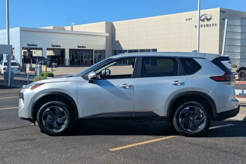 2024 Nissan Rogue SV photo 1