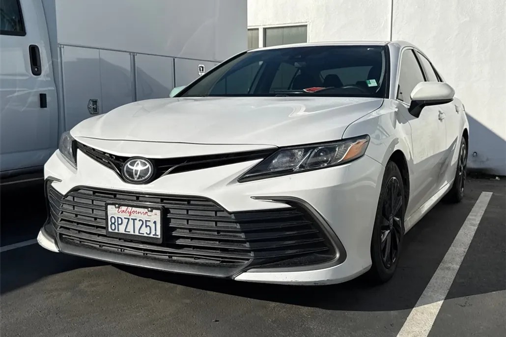 2021 Toyota Camry LE photo 1