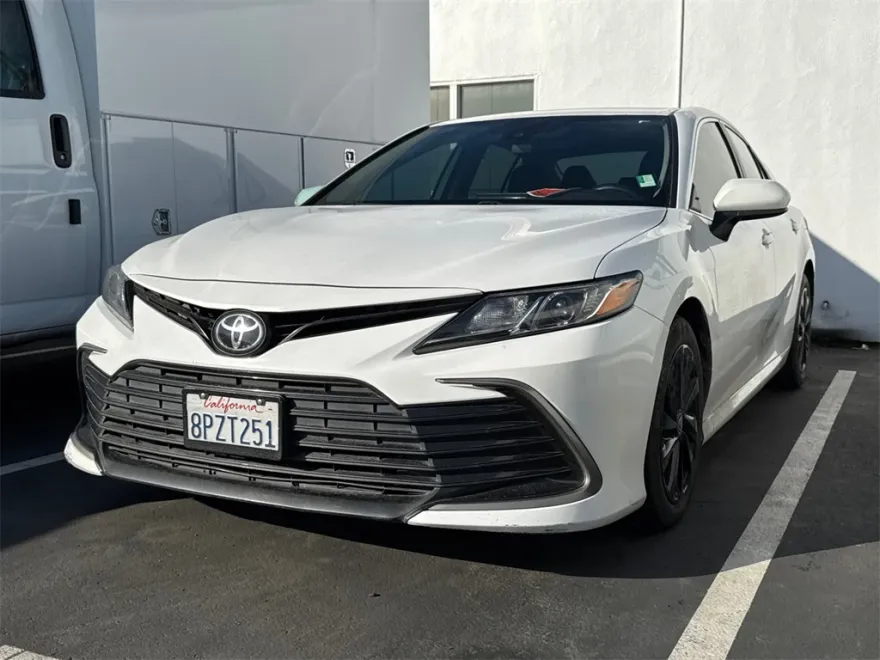 2021 Toyota Camry LE photo 1