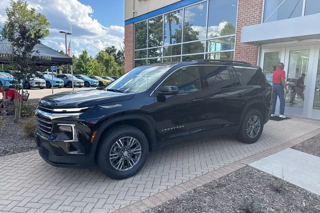 2025 Chevrolet Traverse photo 1