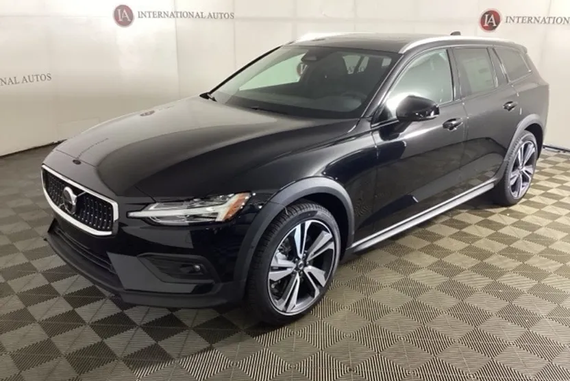 2026 Volvo V60 Cross Country B5 Plus photo 1