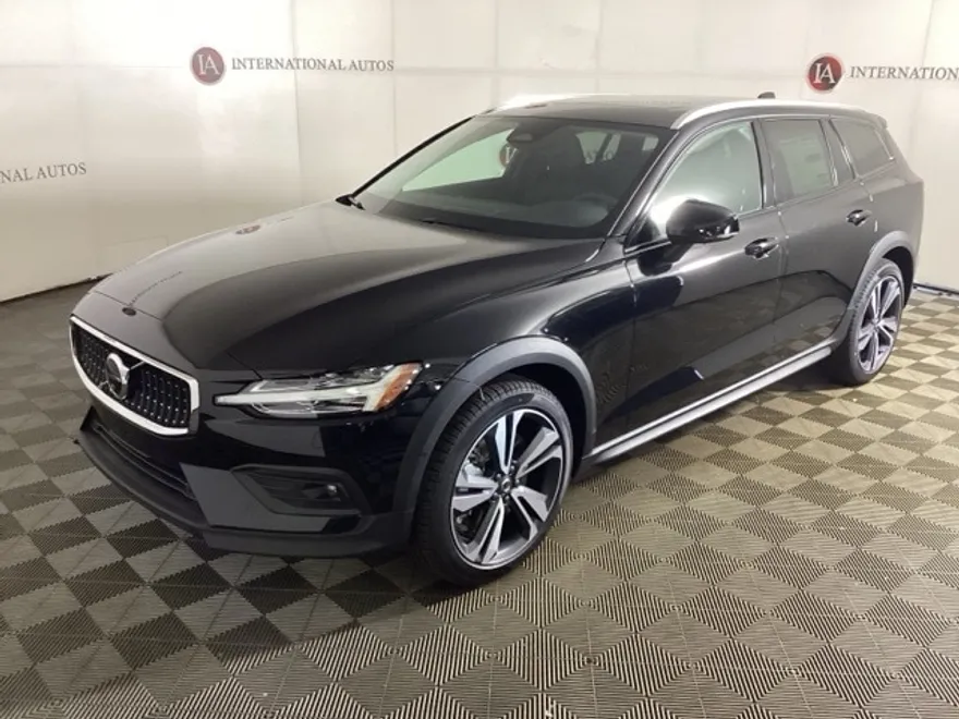 2026 Volvo V60 Cross Country B5 Plus photo 1