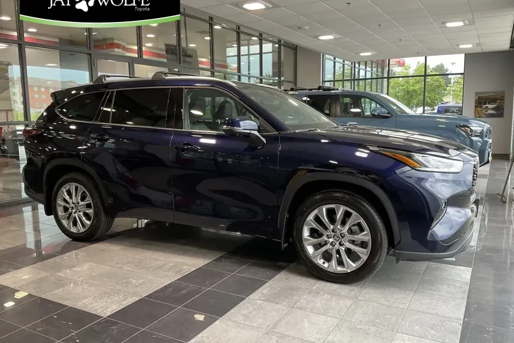 2025 Toyota Highlander Limited photo 1