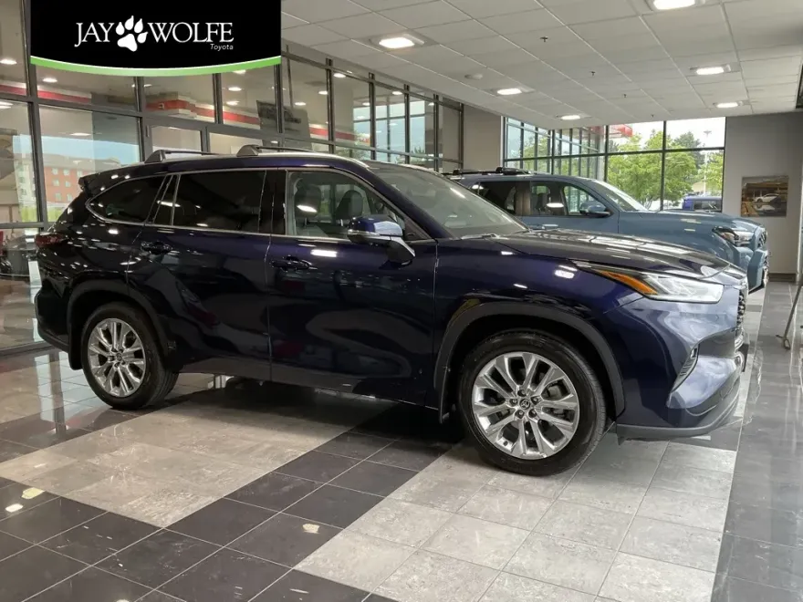 2025 Toyota Highlander Limited photo 1
