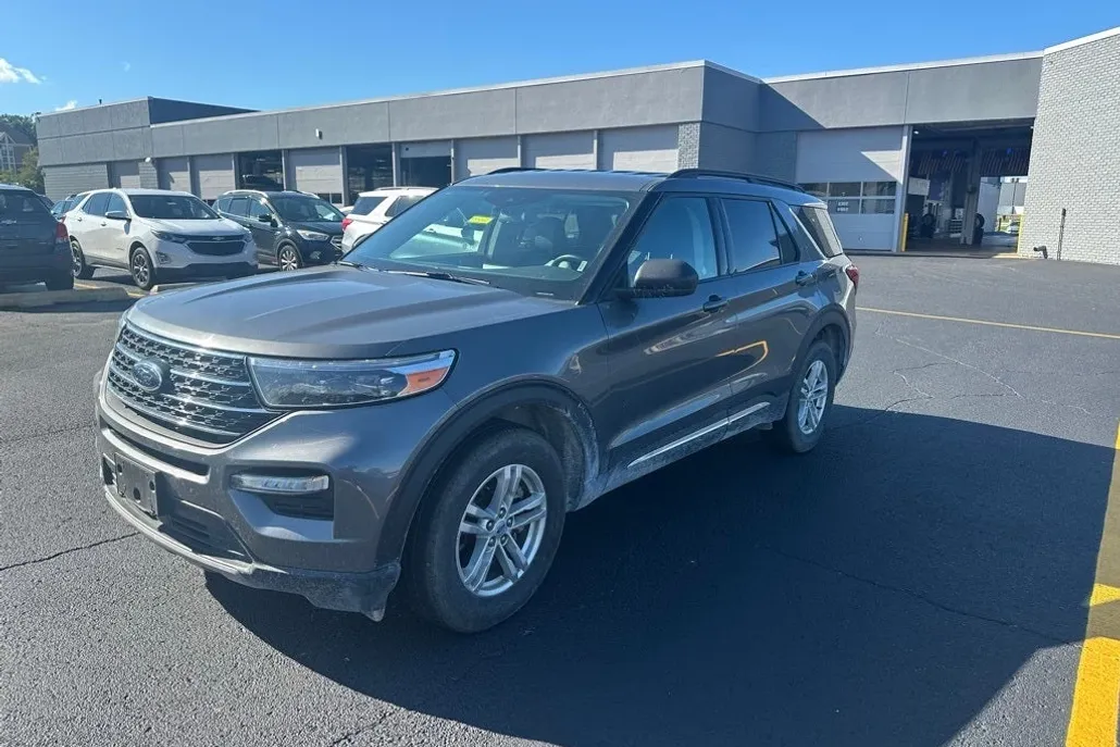2023 Ford Explorer XLT photo 1