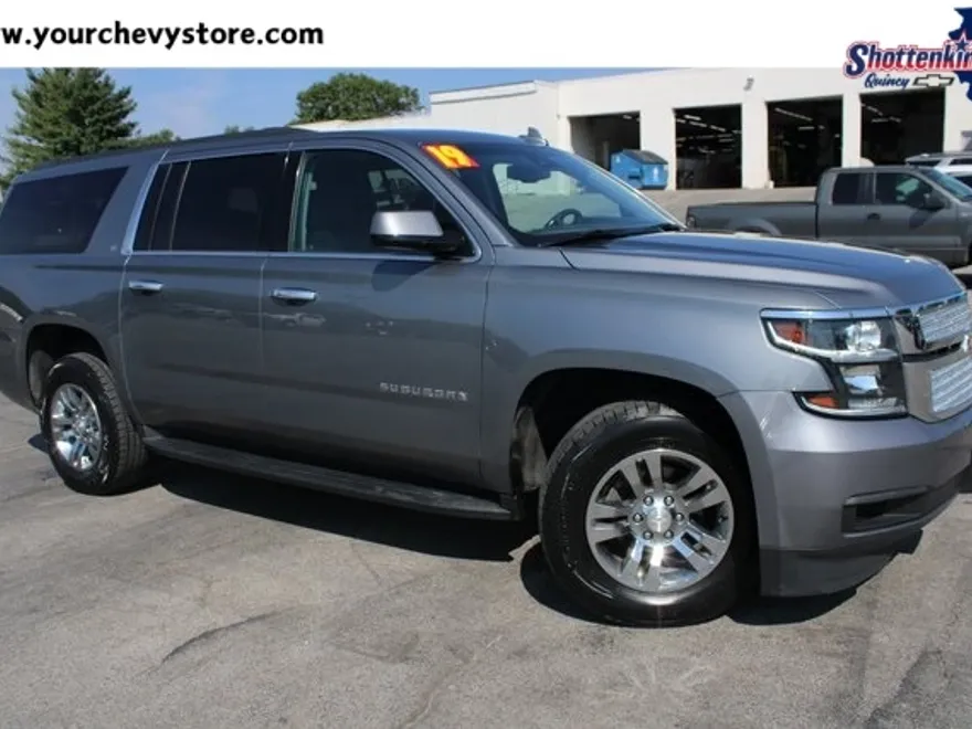 2019 Chevrolet Suburban LT photo 1
