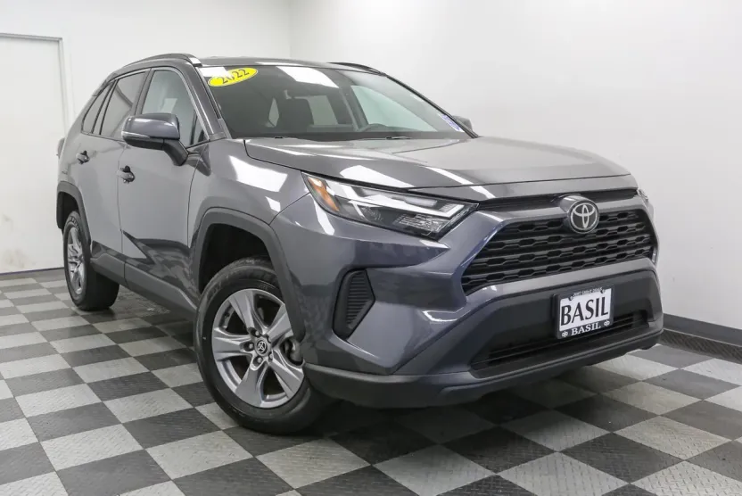 2022 Toyota RAV4 XLE photo 1