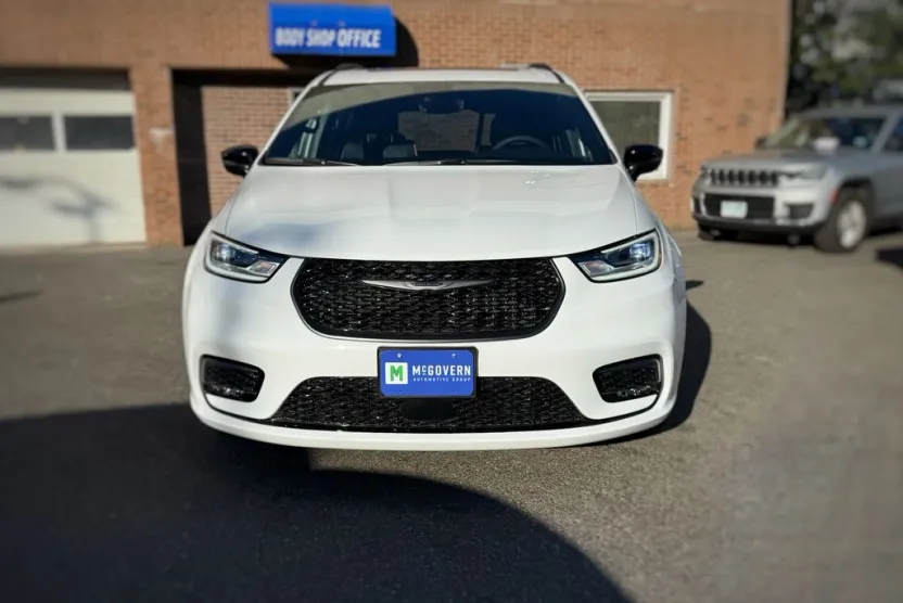 2025 Chrysler Pacifica Limited photo 1