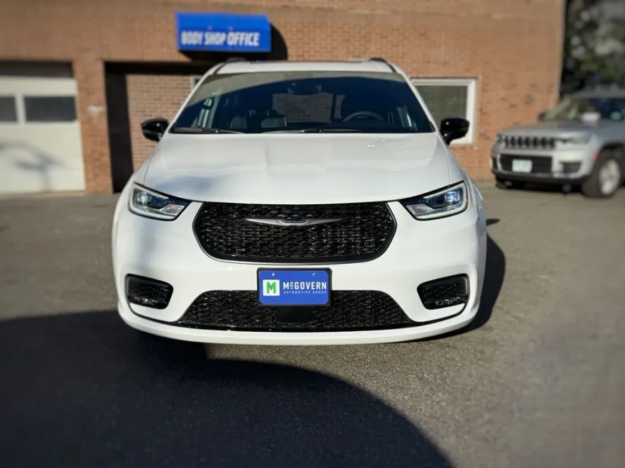 2025 Chrysler Pacifica Limited photo 1