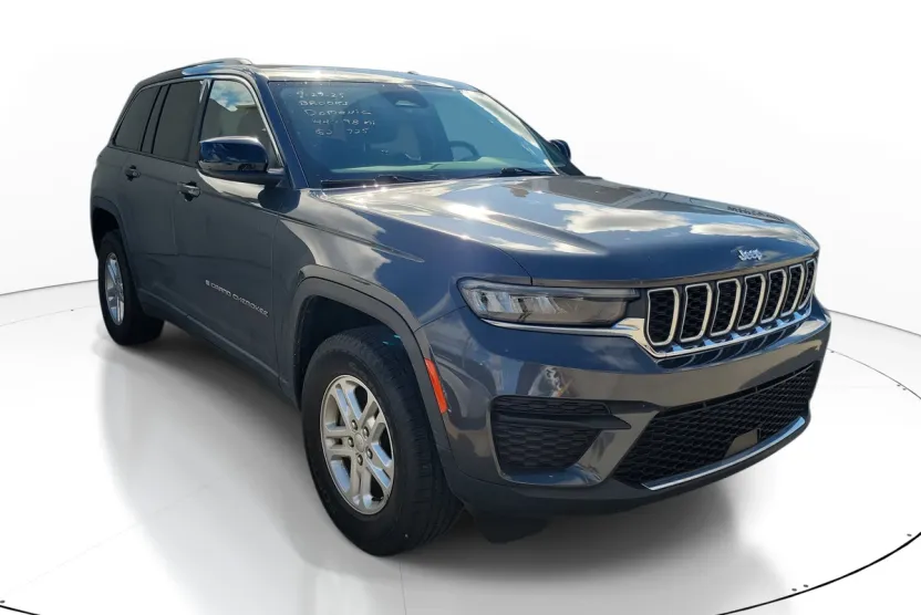 2022 Jeep Grand Cherokee Laredo photo 1