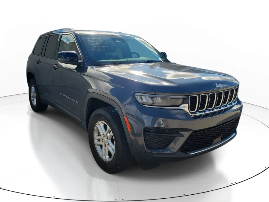 2022 Jeep Grand Cherokee Laredo photo 1
