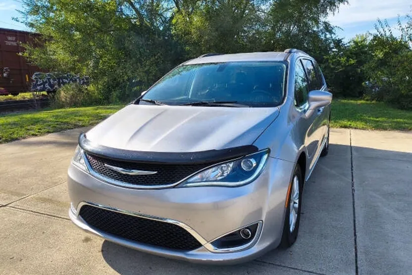 2017 Chrysler Pacifica Touring L photo 1