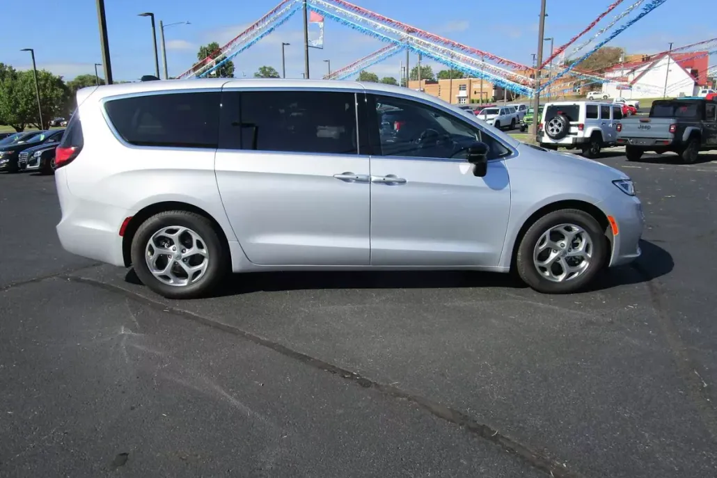 2024 Chrysler Pacifica Limited photo 1