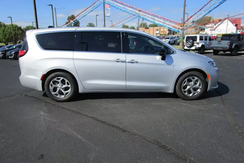 2024 Chrysler Pacifica Limited photo 1