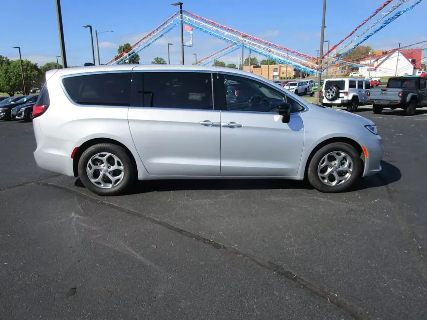 2024 Chrysler Pacifica Limited photo 1