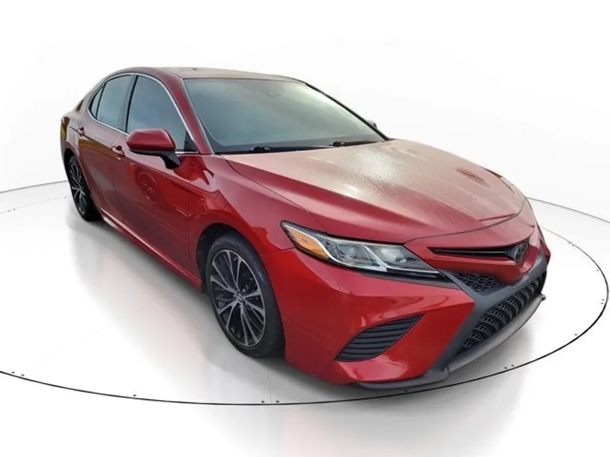2019 Toyota Camry SE photo 1