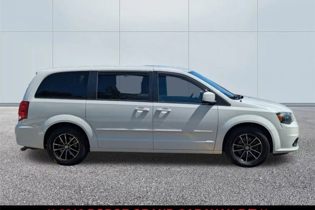 2016 Dodge Grand Caravan R/T photo 1