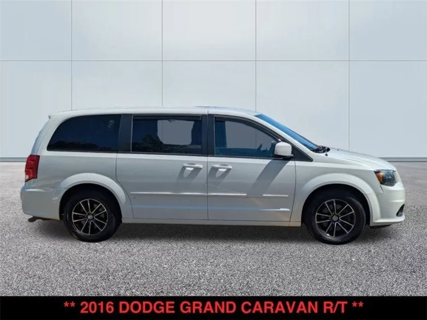 2016 Dodge Grand Caravan R/T photo 1