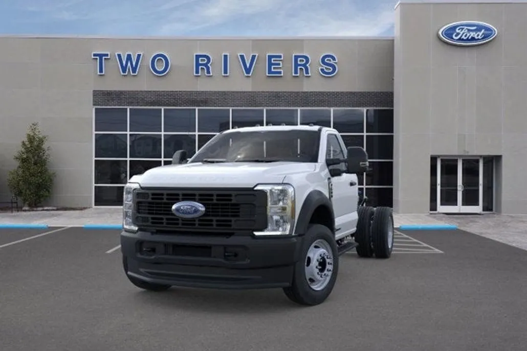 2025 Ford F-600 photo 1