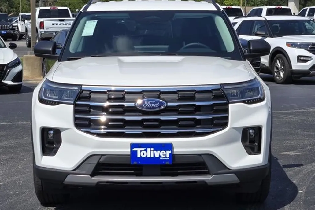 2025 Ford Explorer photo 1