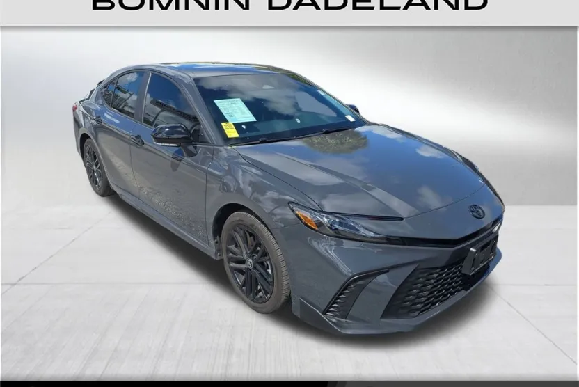 2025 Toyota Camry SE photo 1