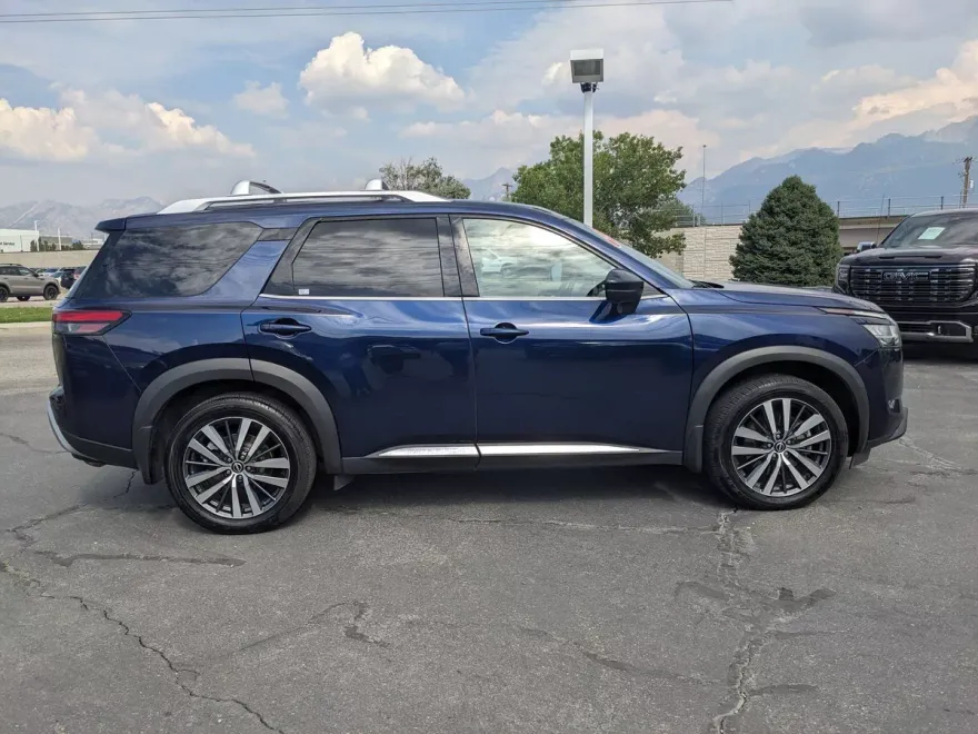 2022 Nissan Pathfinder Platinum photo 1