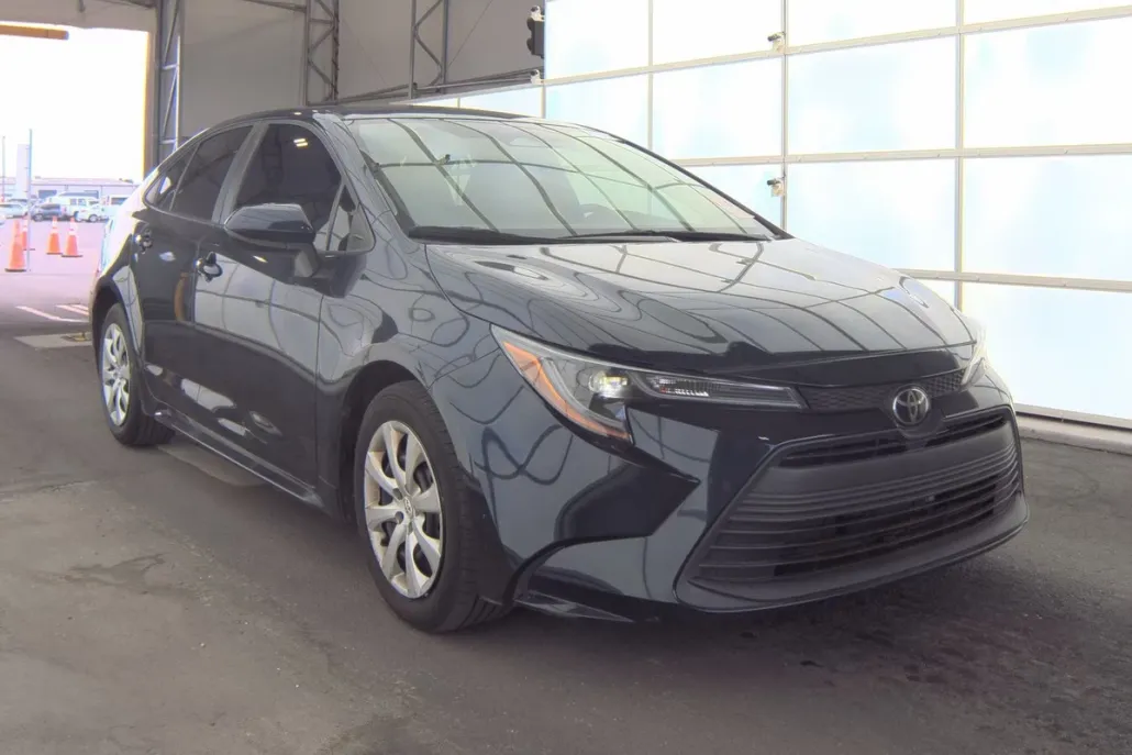 2023 Toyota Corolla LE photo 1