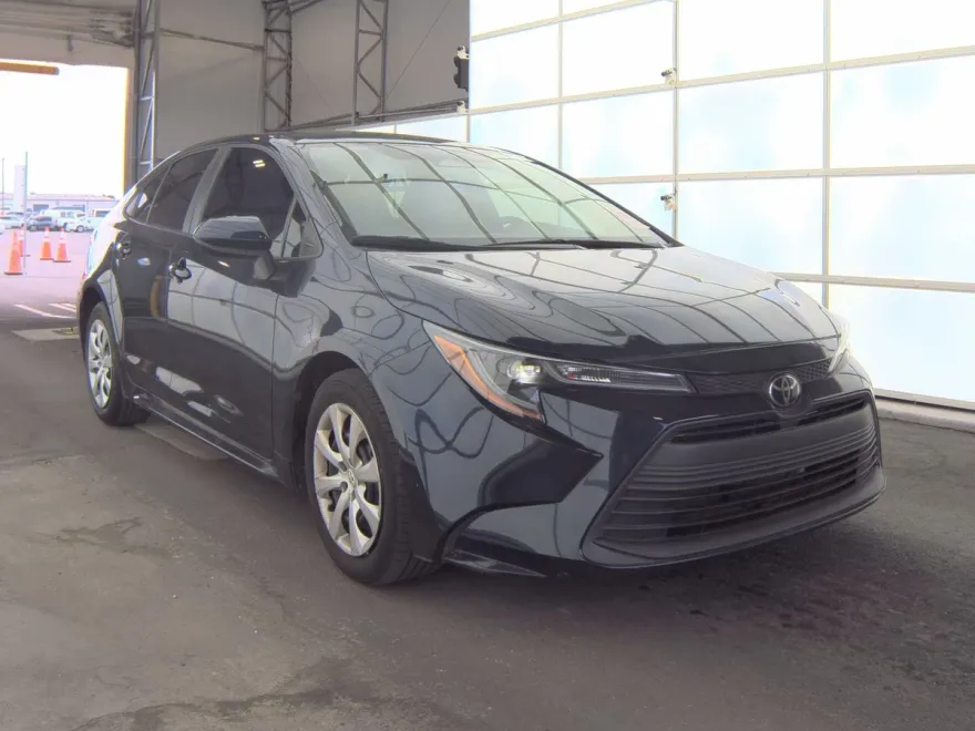 2023 Toyota Corolla LE photo 1