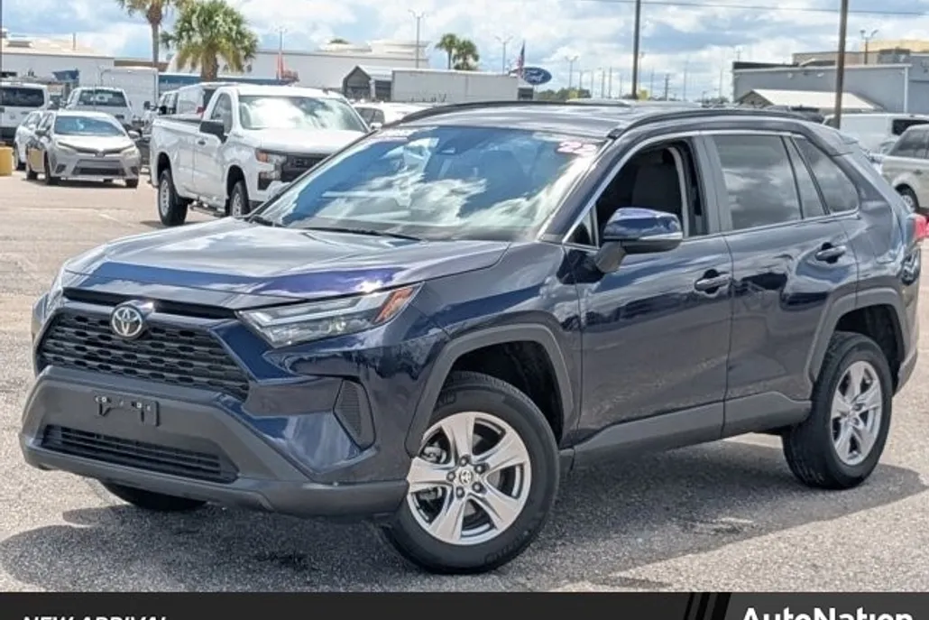 2022 Toyota RAV4 XLE photo 1