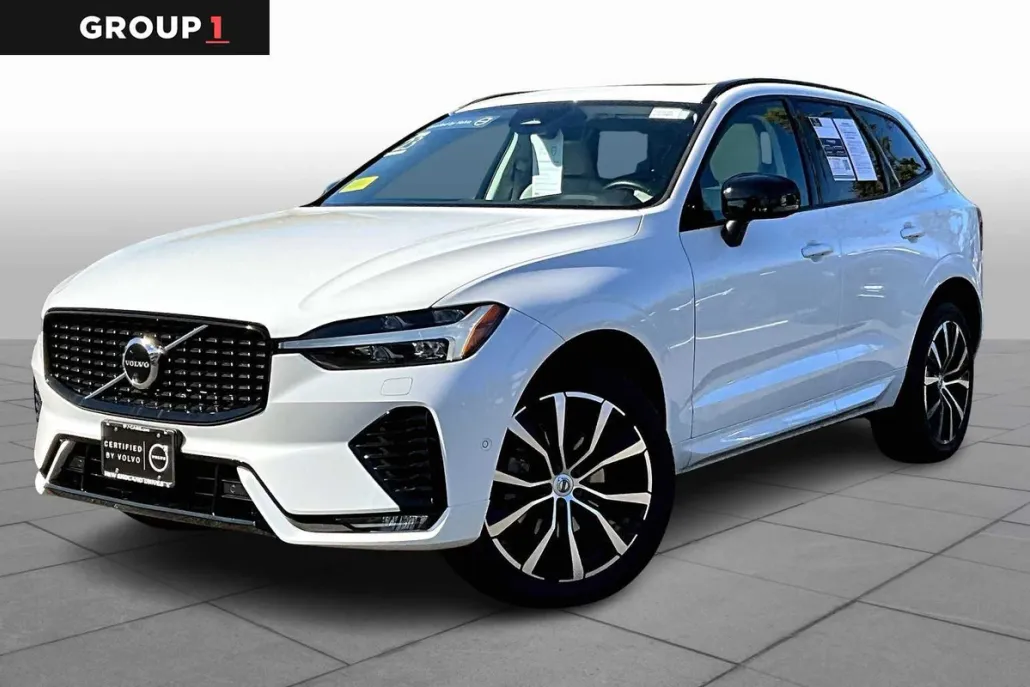 2023 Volvo XC60 Plus photo 1