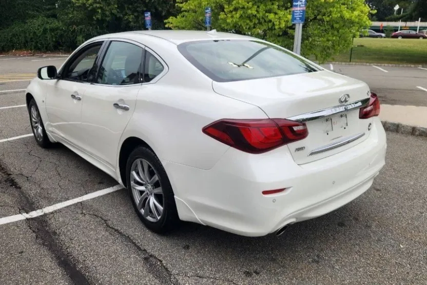 2019 Infiniti Q70 photo 1