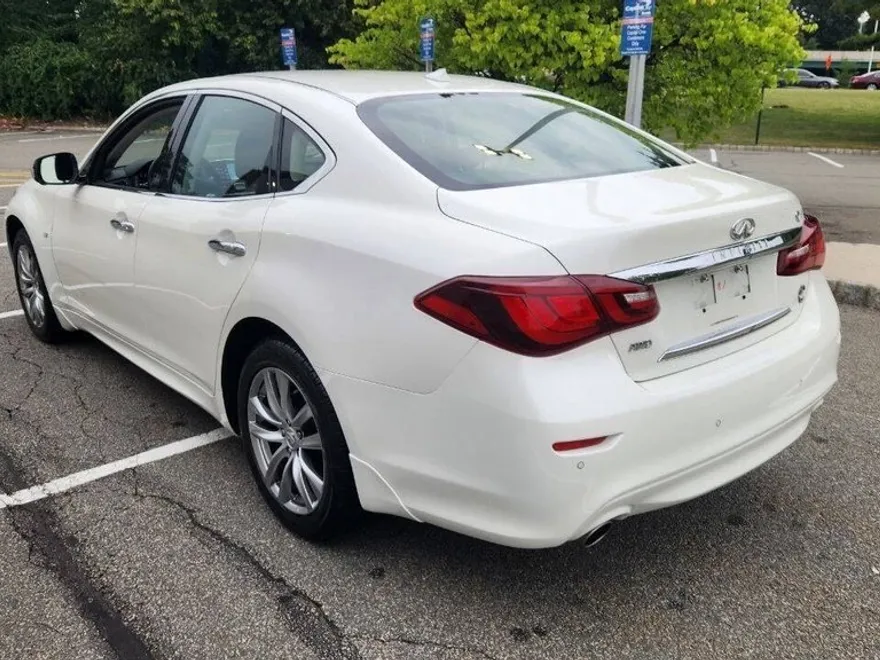 2019 Infiniti Q70 photo 1