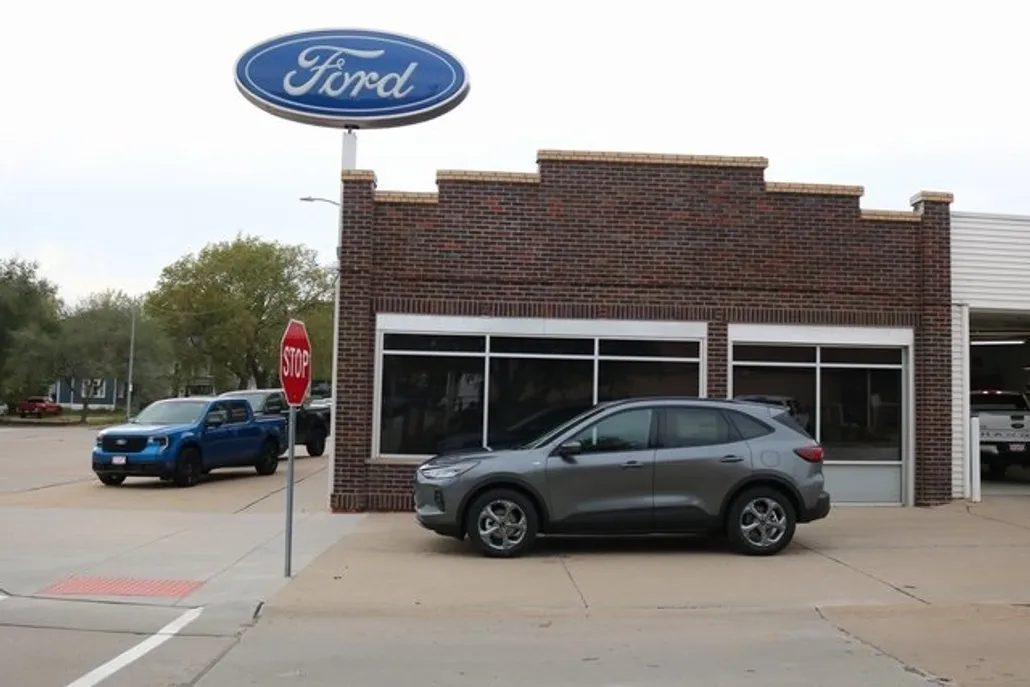 2025 Ford Escape Hybrid ST-Line Select photo 1