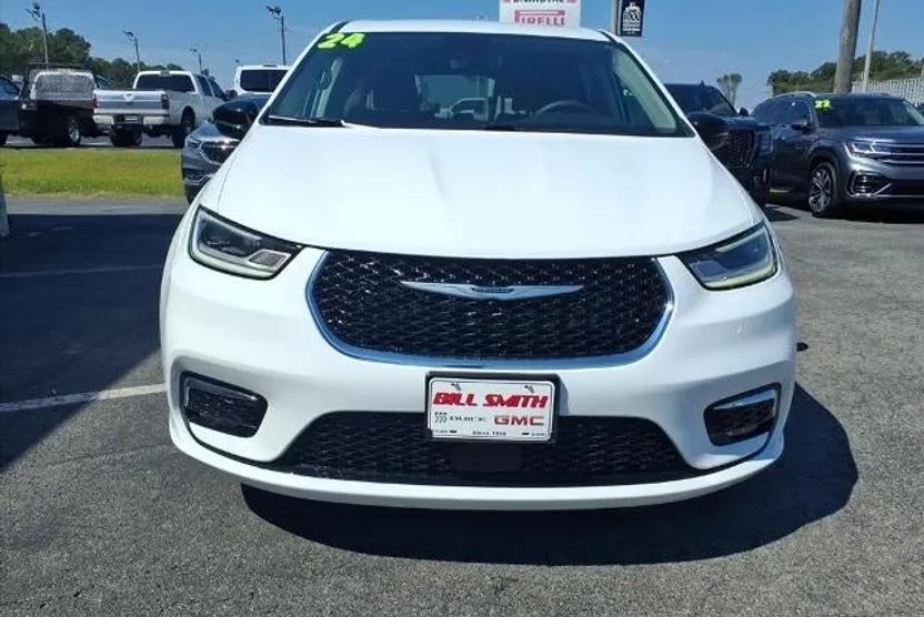 2024 Chrysler Pacifica Touring L photo 1