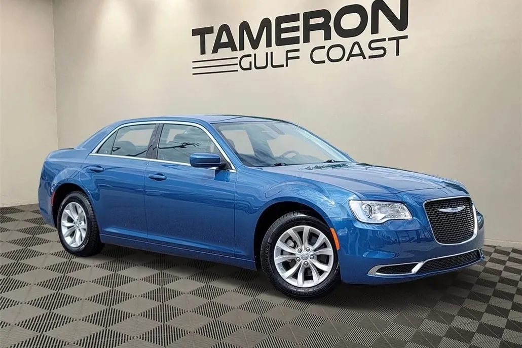 2023 Chrysler 300 Touring photo 1
