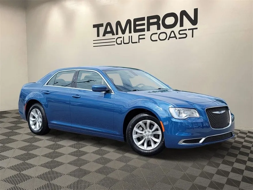 2023 Chrysler 300 Touring photo 1