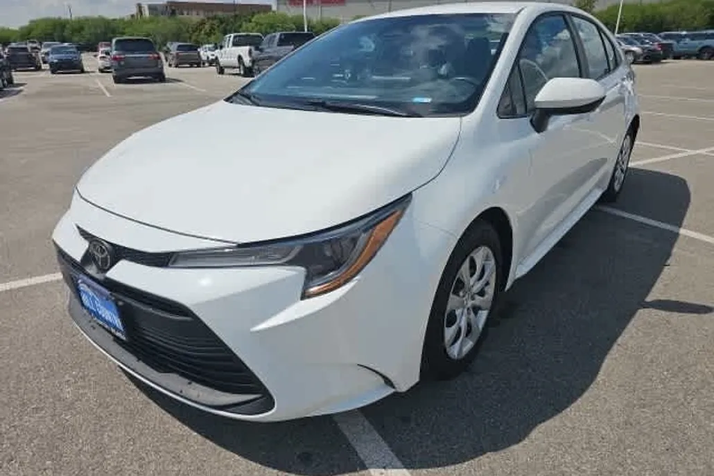 2024 Toyota Corolla LE photo 1