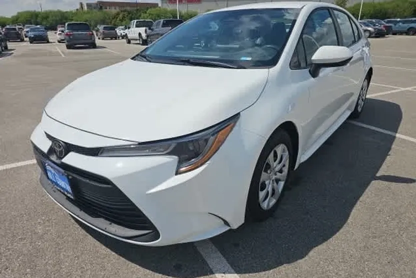 2024 Toyota Corolla LE photo 1