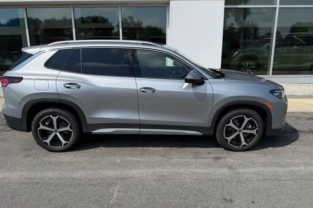 2025 Volkswagen Tiguan SE photo 1