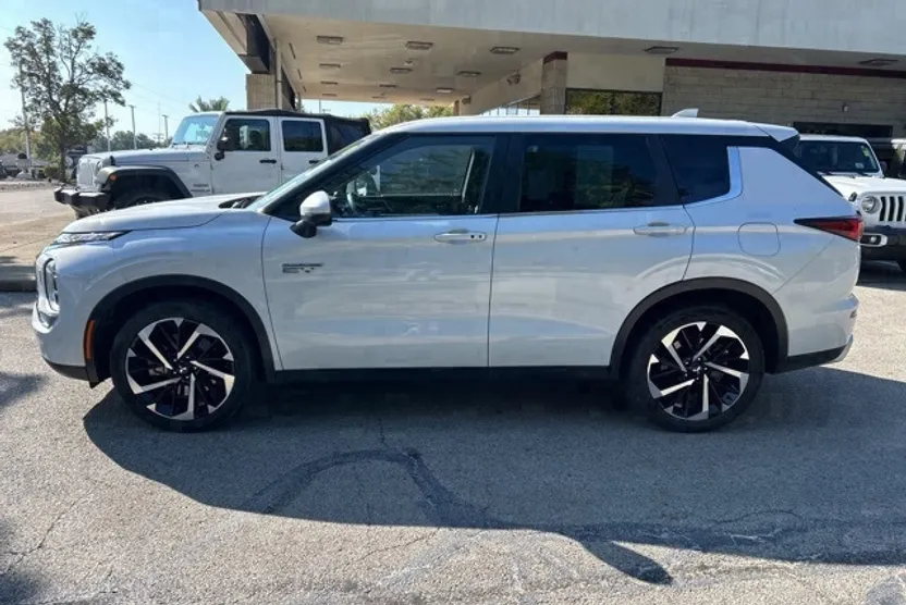 2023 Mitsubishi Outlander PHEV photo 1