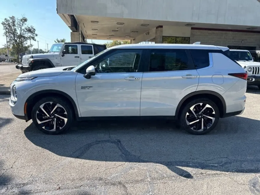 2023 Mitsubishi Outlander PHEV photo 1