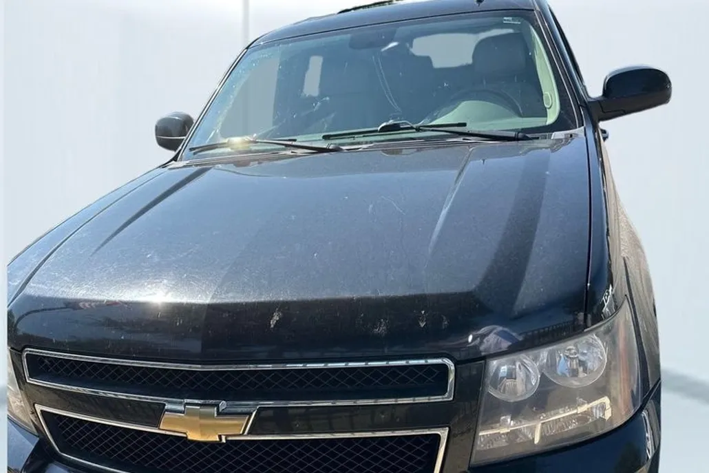 2011 Chevrolet Suburban 1500 LT photo 1
