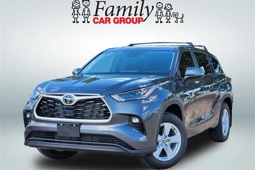 2025 Toyota Highlander LE photo 1