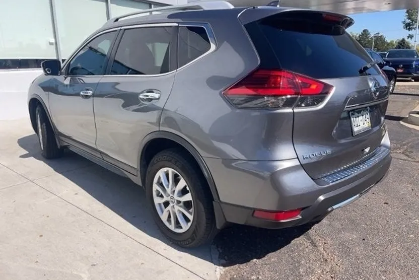 2017 Nissan Rogue SV photo 1